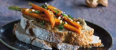 Petit pain aux légumes avec carotte et caviar d’aubergine